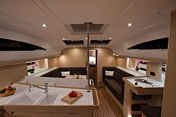 Insidan med k�k och gemensamt utrymme p� segelb�ten Elan 45